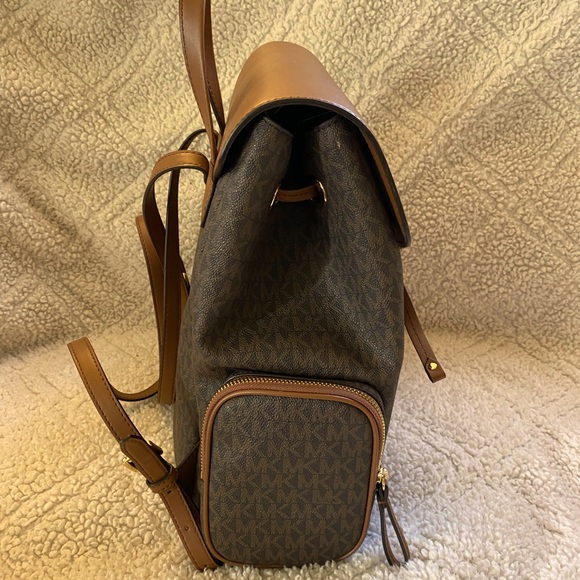Michael Kors Backpack purse - like new - Picture 4 of 16